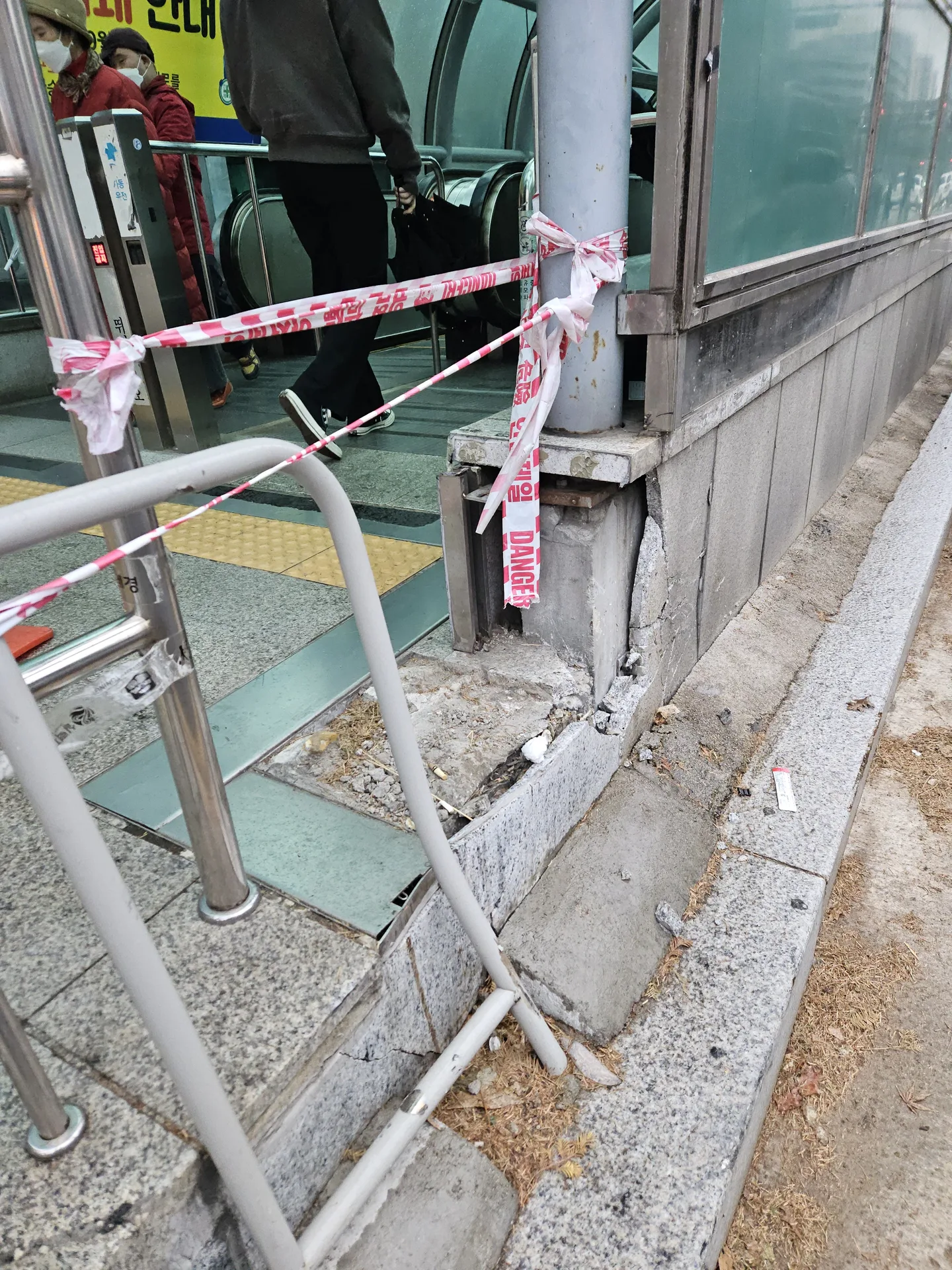 노원역 6번출구 차량충돌 화강석 파손 복구 시공 전 현장 사진